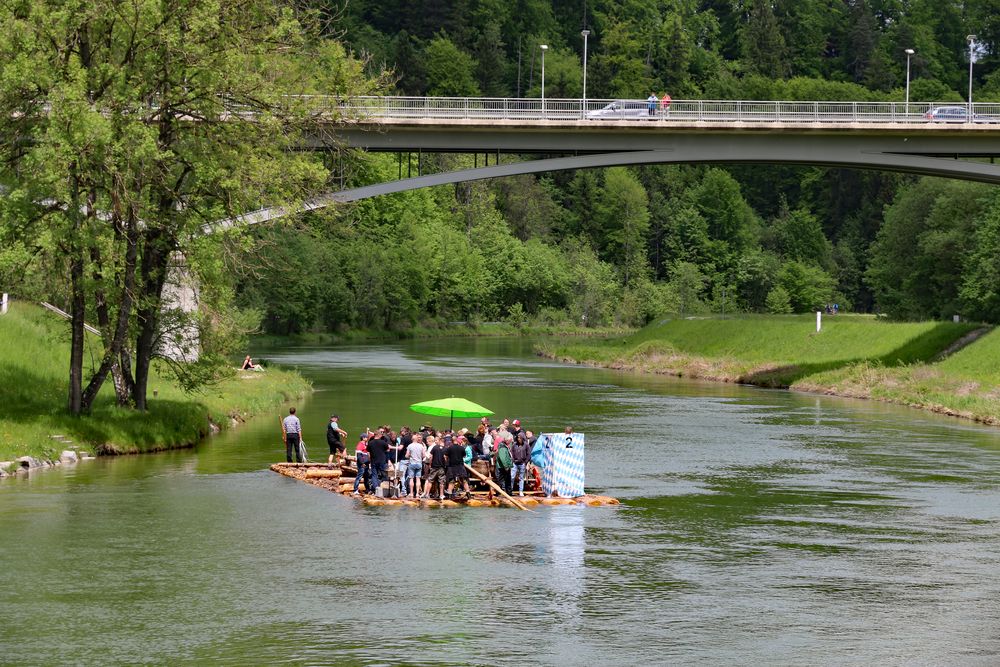 Feuchtfröhliche Floßfahrt auf dem Isarkanal.