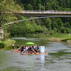 Feuchtfröhliche Floßfahrt auf dem Isarkanal.