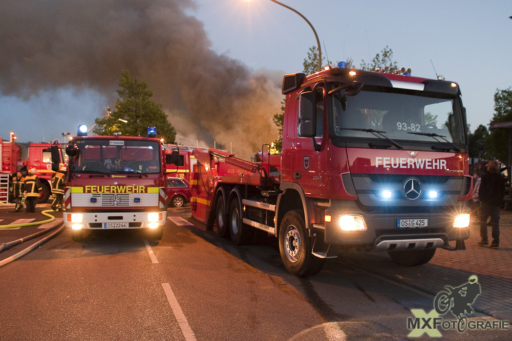 Feuer 4 - Brennt Firmenhalle