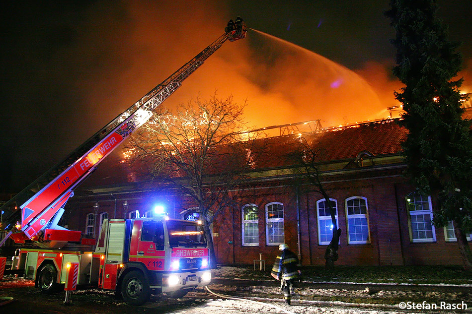 Feuer 6 Staffeln - Brand in GASAG Lagerhalle - Lankwitzer Straße - Berlin Mariendorf