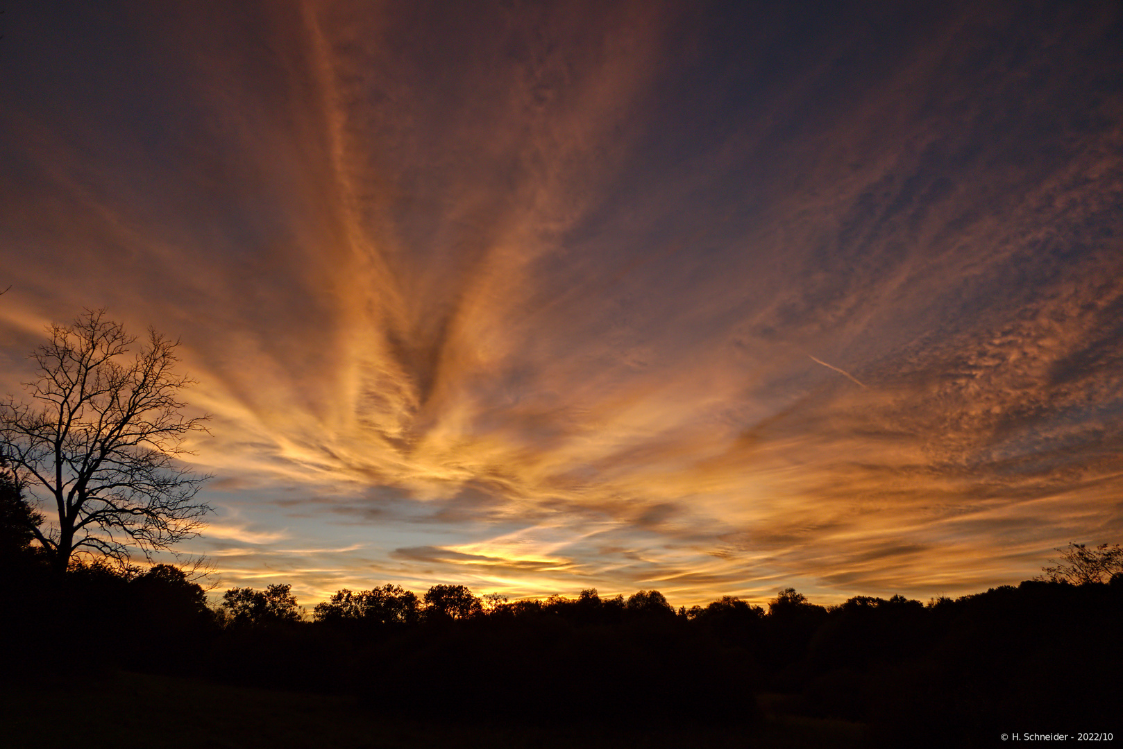 Feuer am Abendhimmel