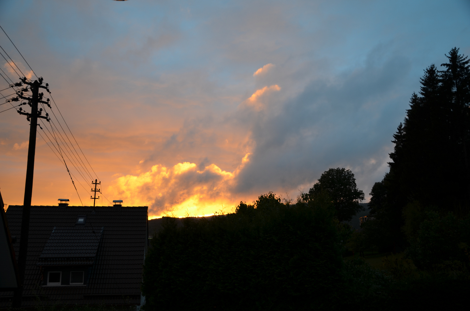 Feuer am Abendhimmel