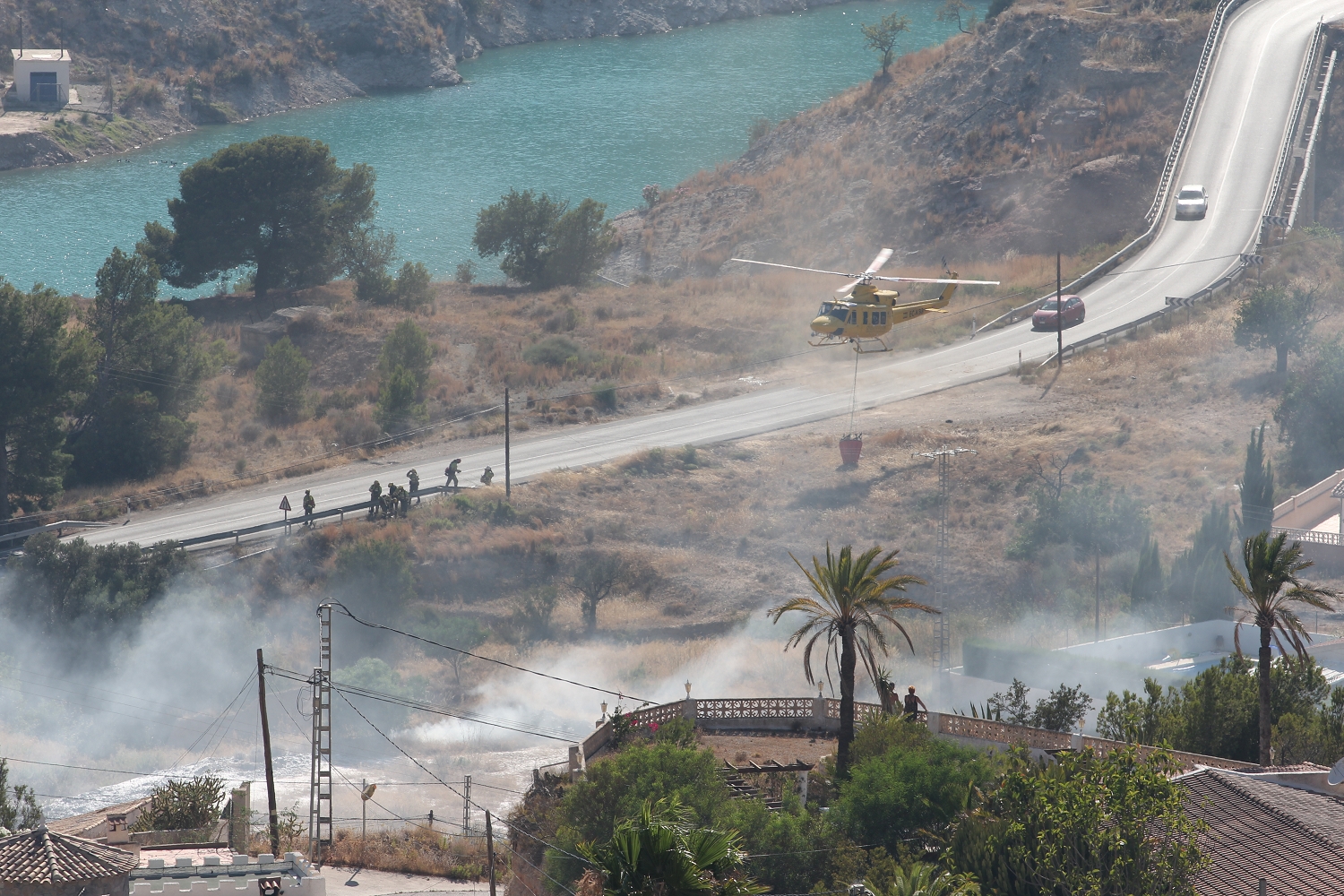 Feuer bedroht eine Siedlung, Foto 1
