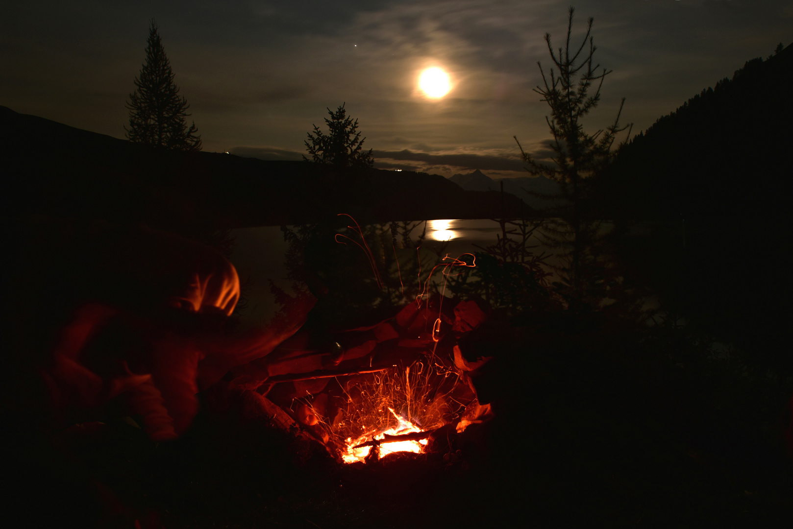 Feuer bei Vollmond