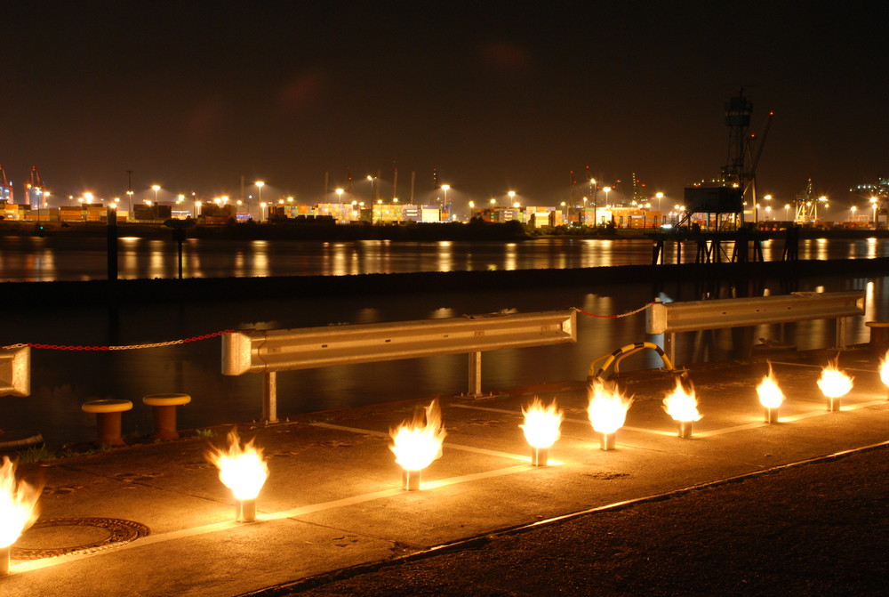 Feuer im Hamburger Hafen