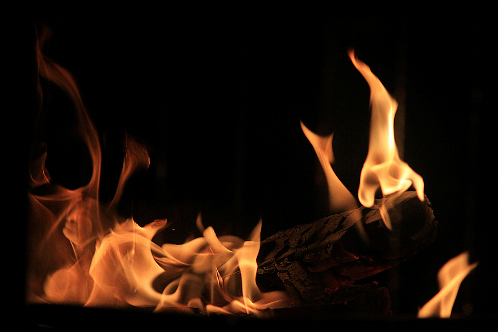 Feuer im Kaminofen - im Winter gemütlich