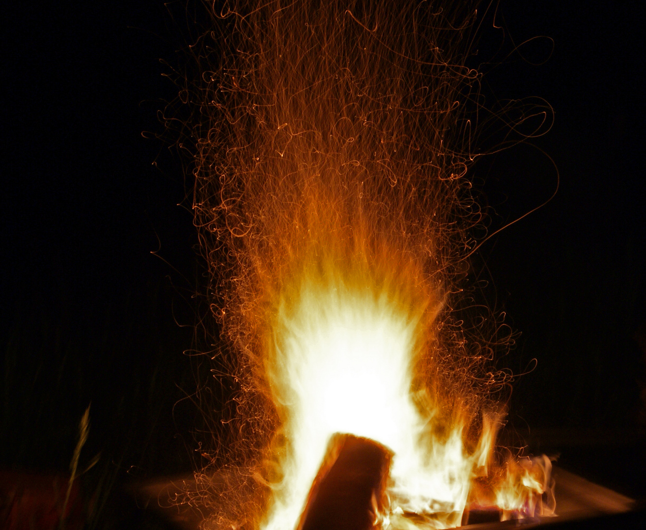 Feuer in der Nacht