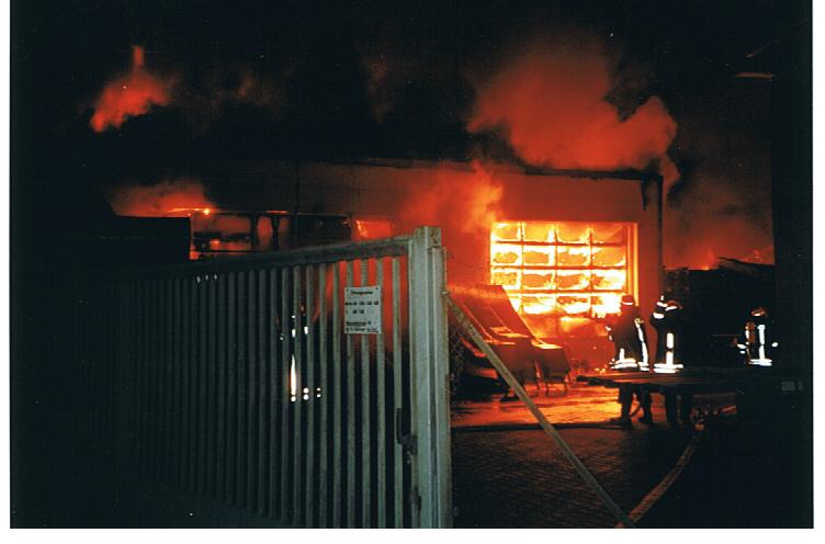 Feuer in einer holzverarbeitenden Fabrik in Frankenstein/RLP. Totalbrand des gesamten Gebäudes