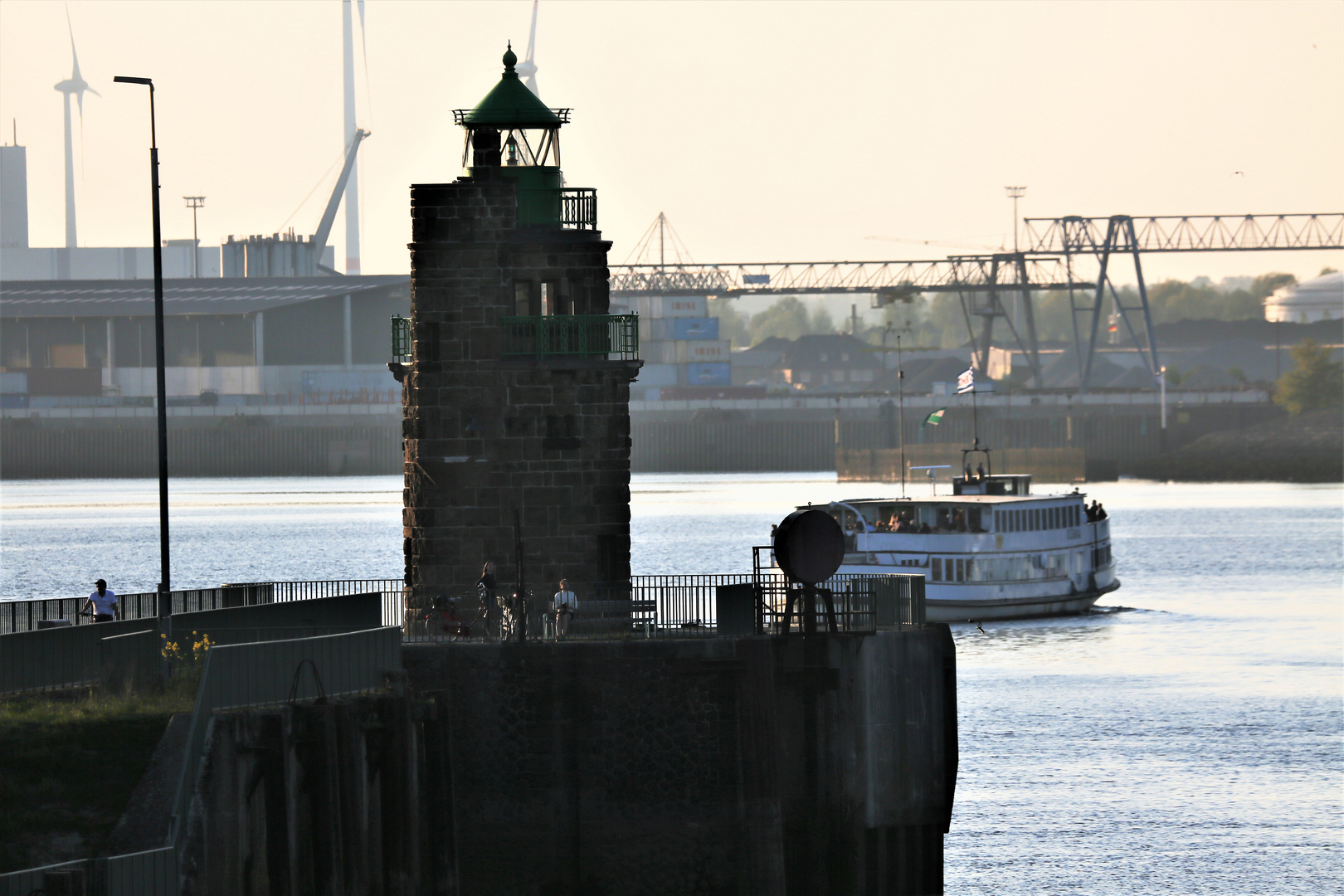 Feuer (Licht) im Überseehafen / Bremen