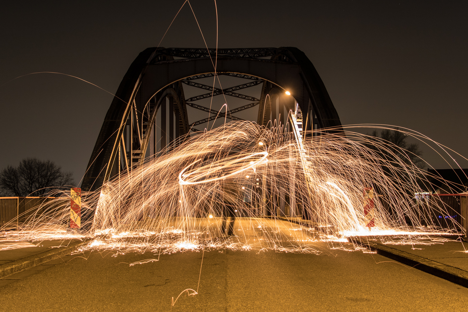 Feuer Peitsche auf der Brücke