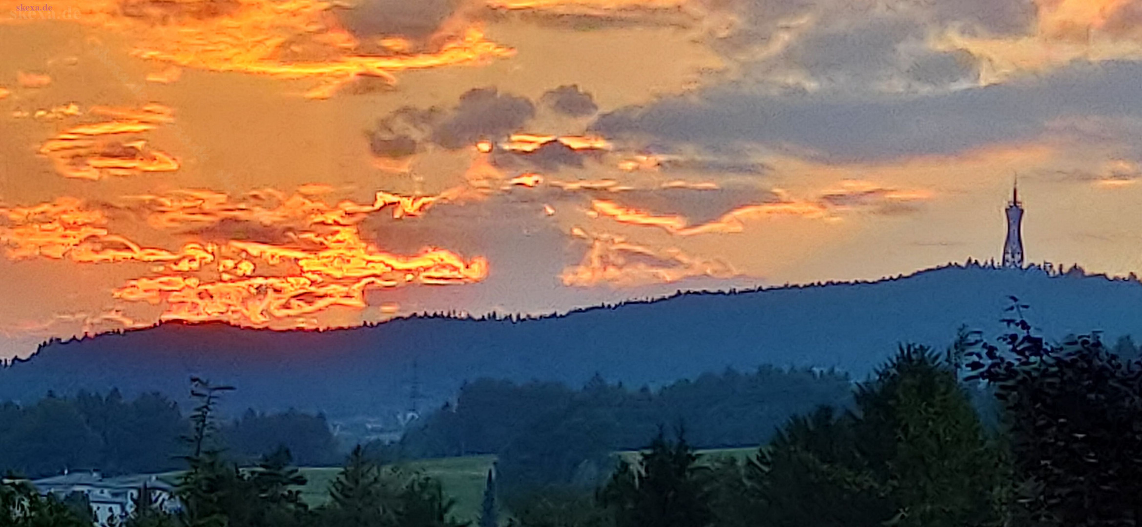 Feuer speiender Drache am Abendhimmel - Kärnten