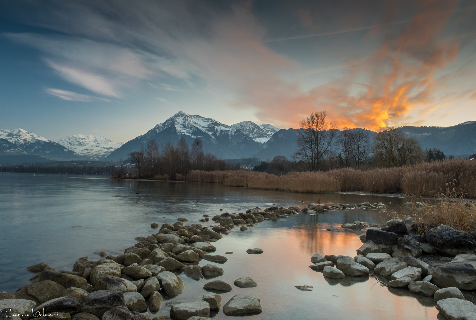 Feuer über den Bergen am Thunersee