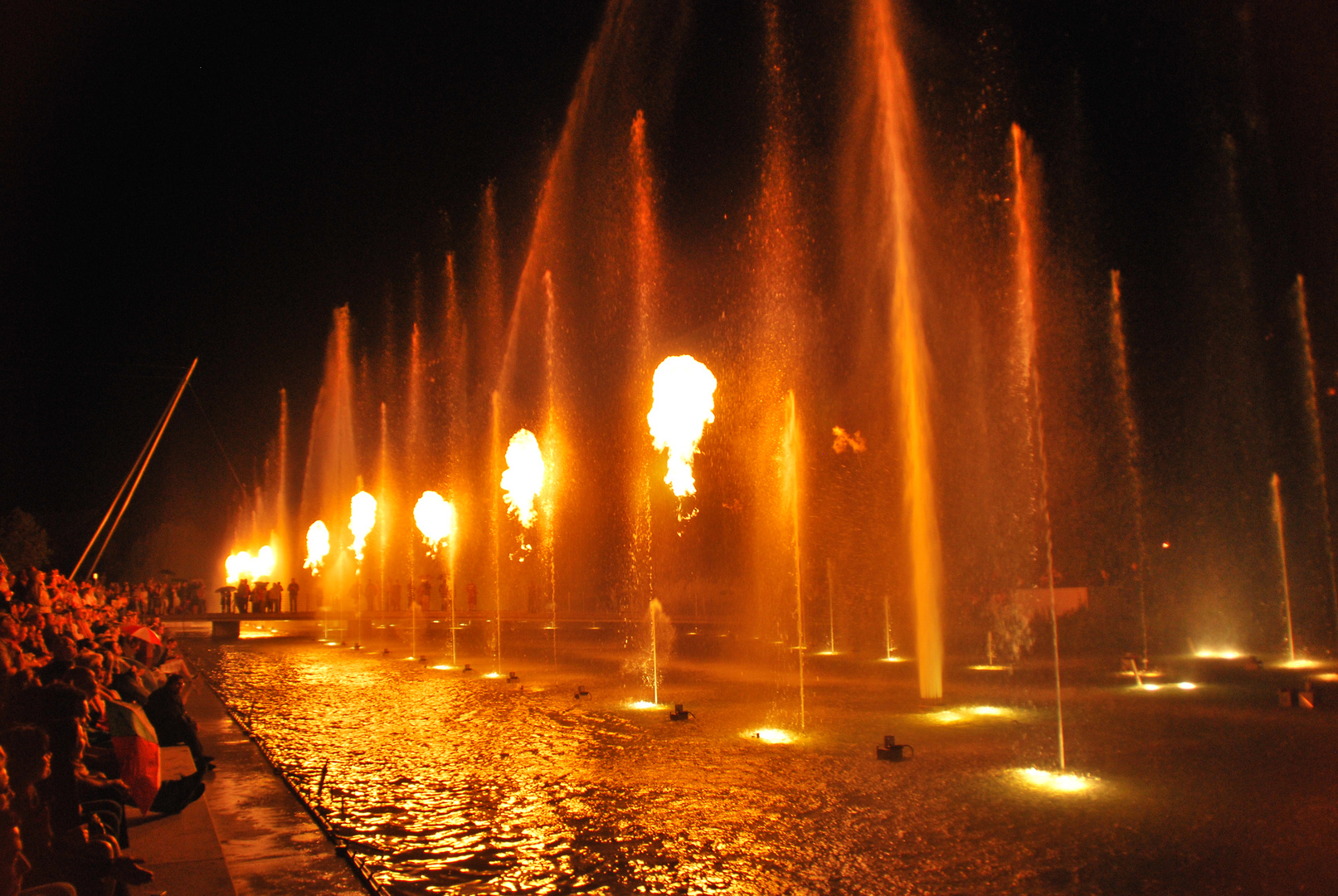 Feuer und Wasser bei Nacht