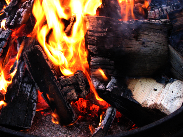 Feuer unter dem Thüringer Bratwurstrost...