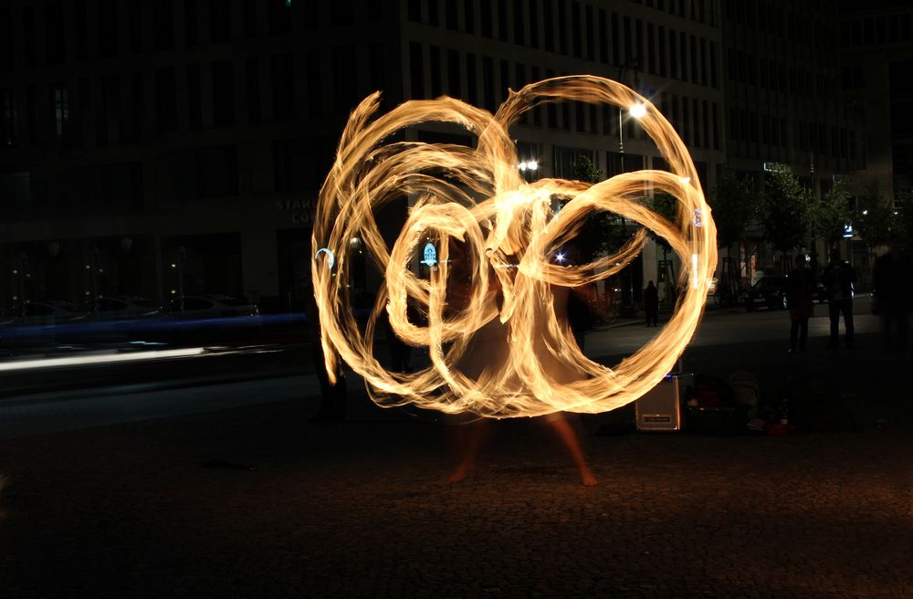 Feuerakrobatin am Brandenburger Tor