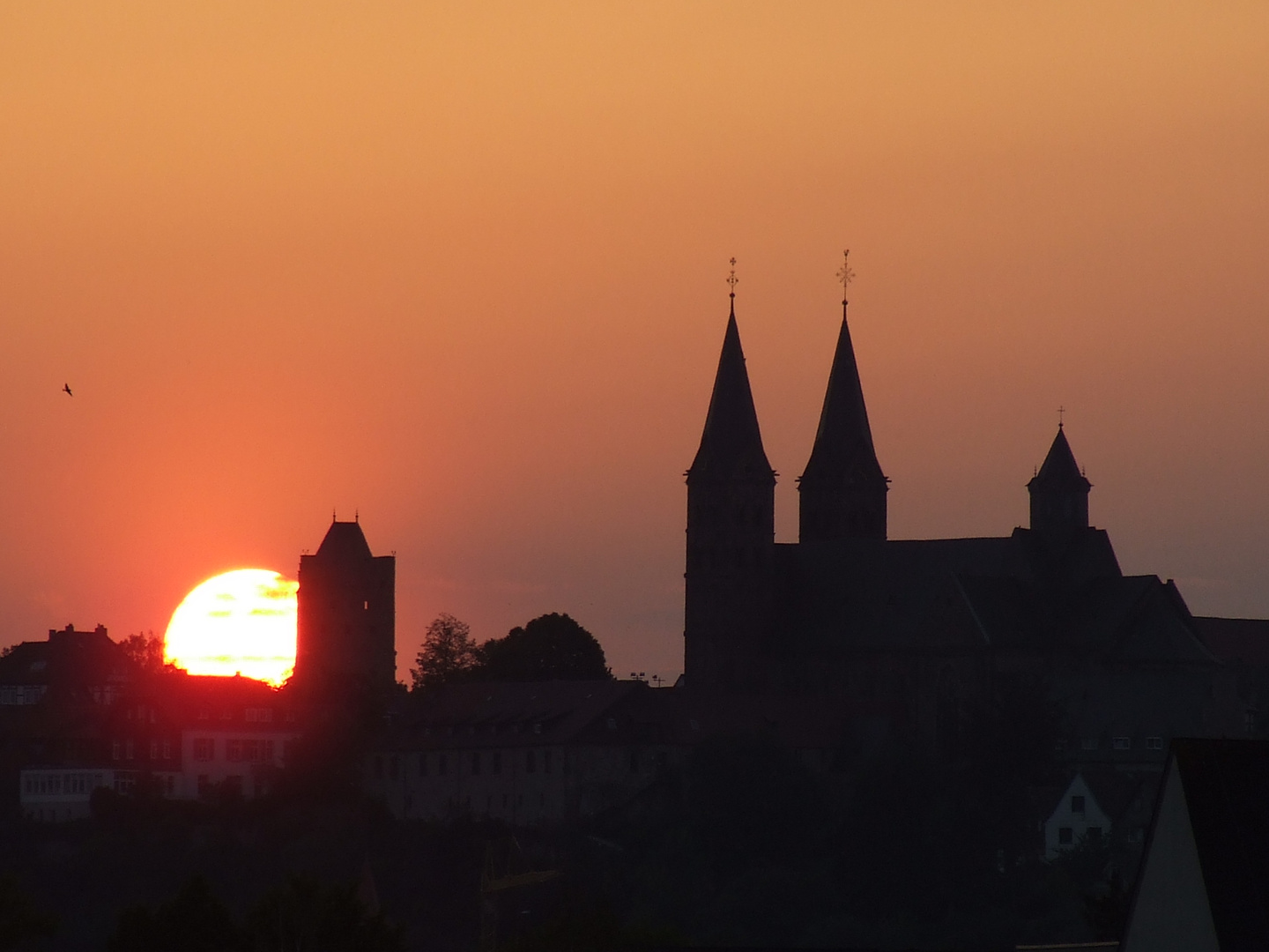 Feuerball hinter dem grauen Turm in Fritzlar