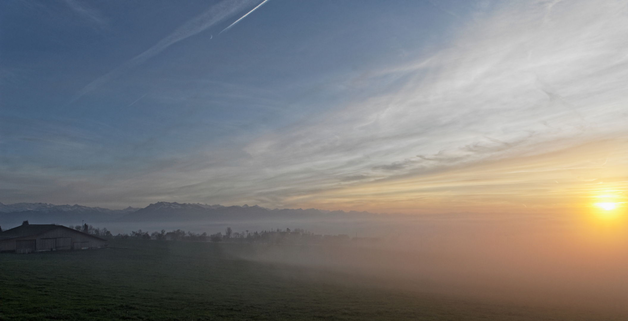 [ Feuerball hinter dem Nebel ]