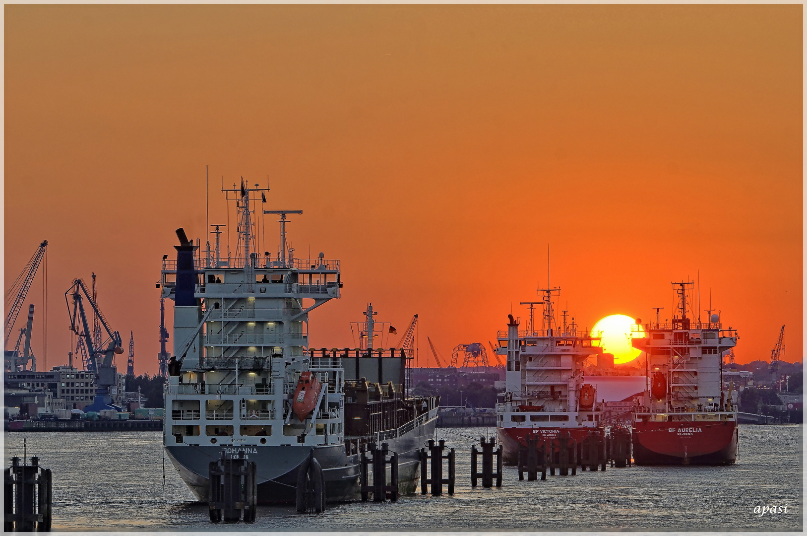 Feuerball im Hafen