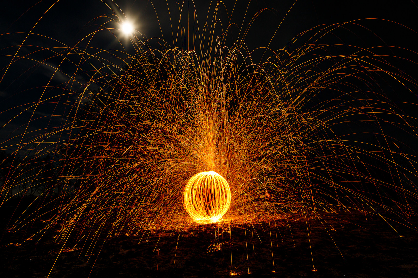 Feuerball im Vollmondlicht