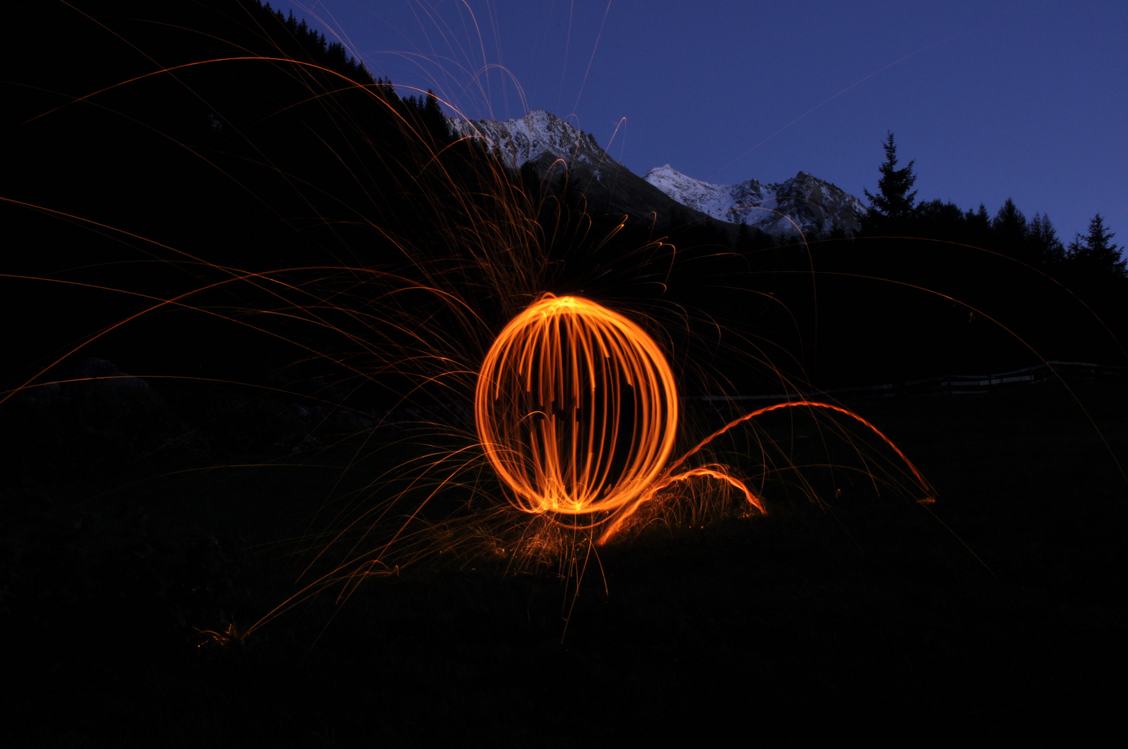 Feuerball in den Bergen