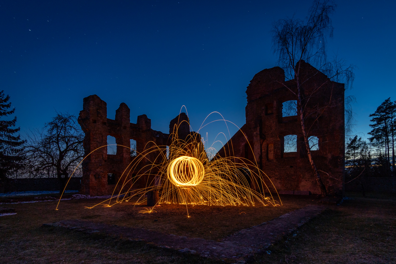 Feuerball in der Burgruine Haibach