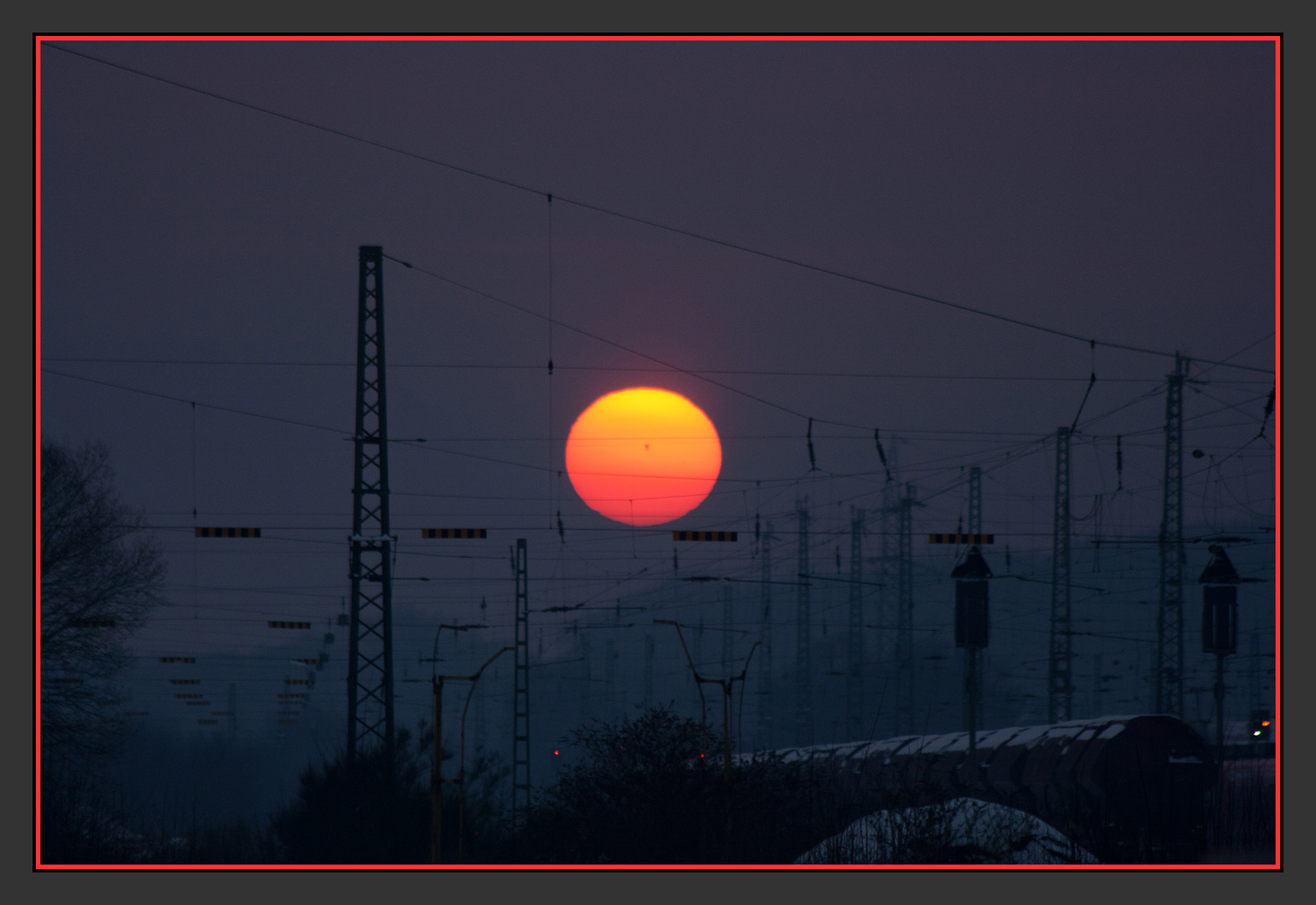 Feuerball über dem Bahnhof