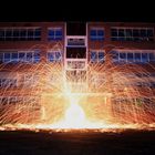 Feuerball vor der Schule