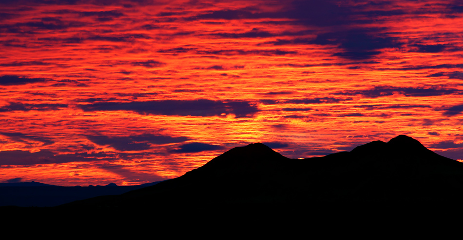 Feuerhimmel über dem südlichen Hochland in Island