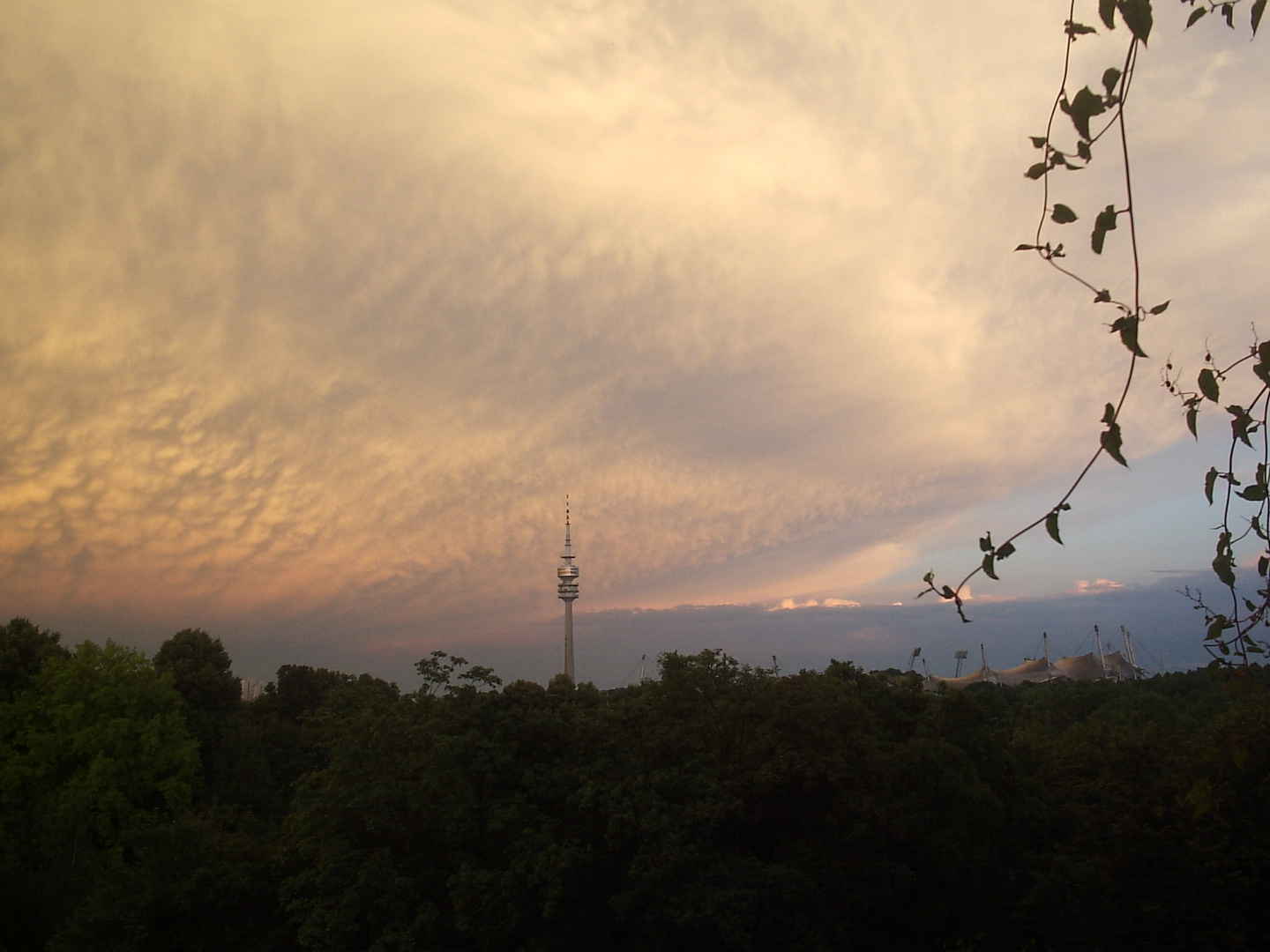 Feuerige Wolken am Olympiaturm