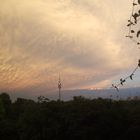 Feuerige Wolken am Olympiaturm