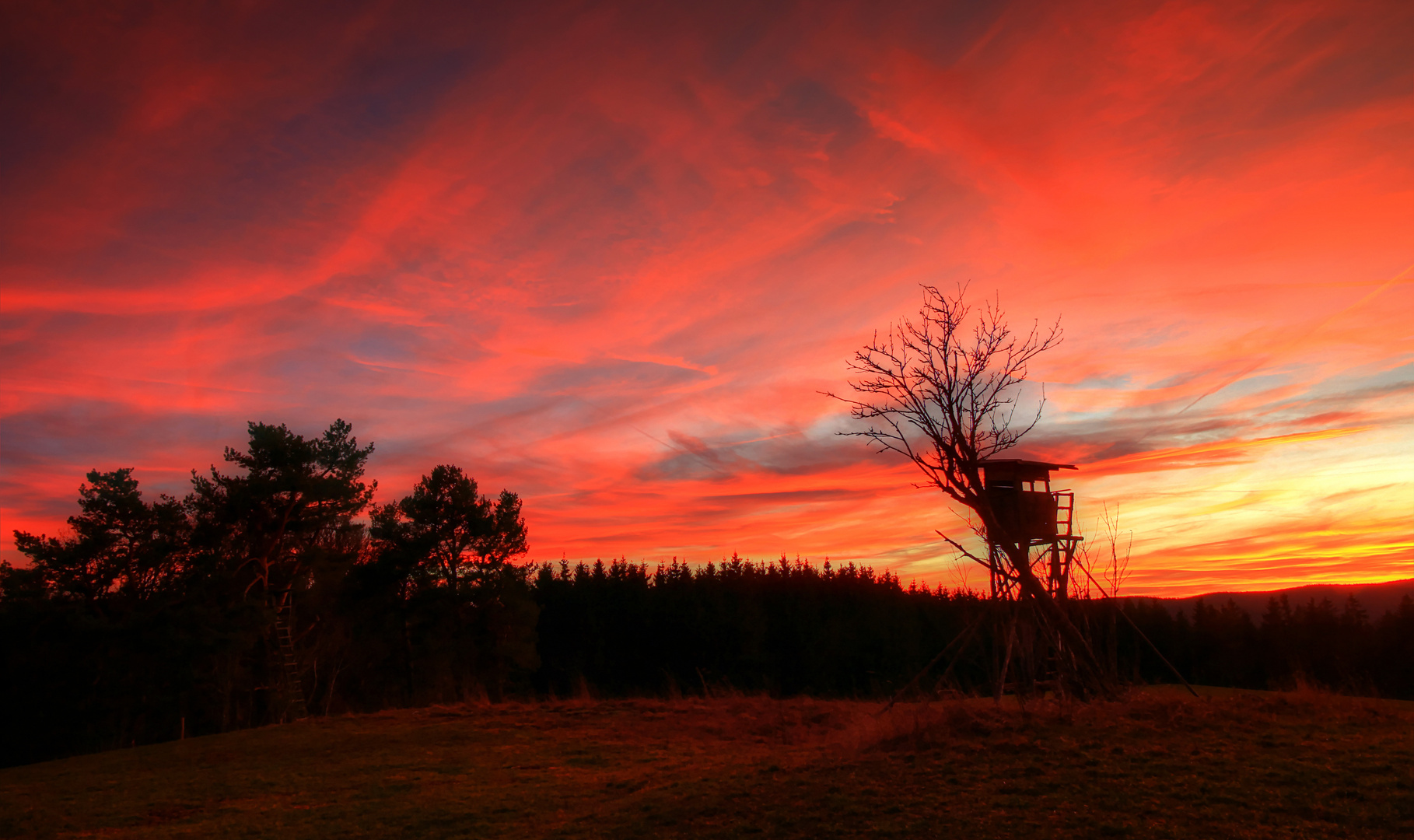 Feueriger Abendhimmel