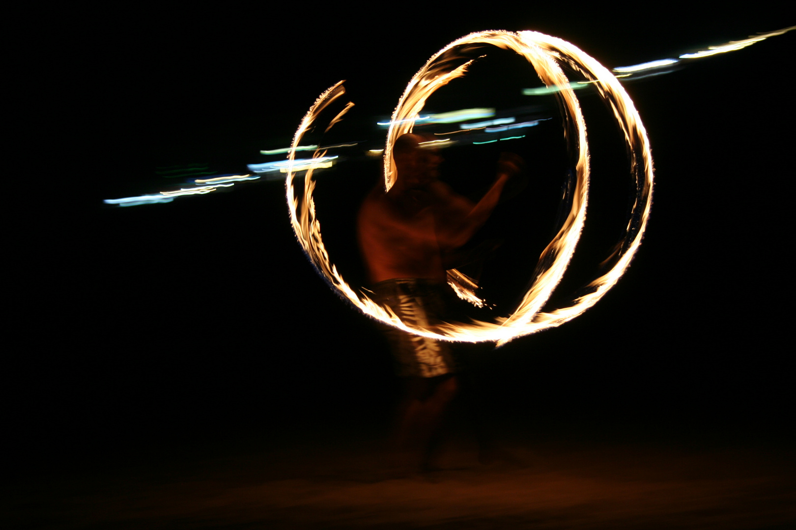 Feuerjongleur am Strand