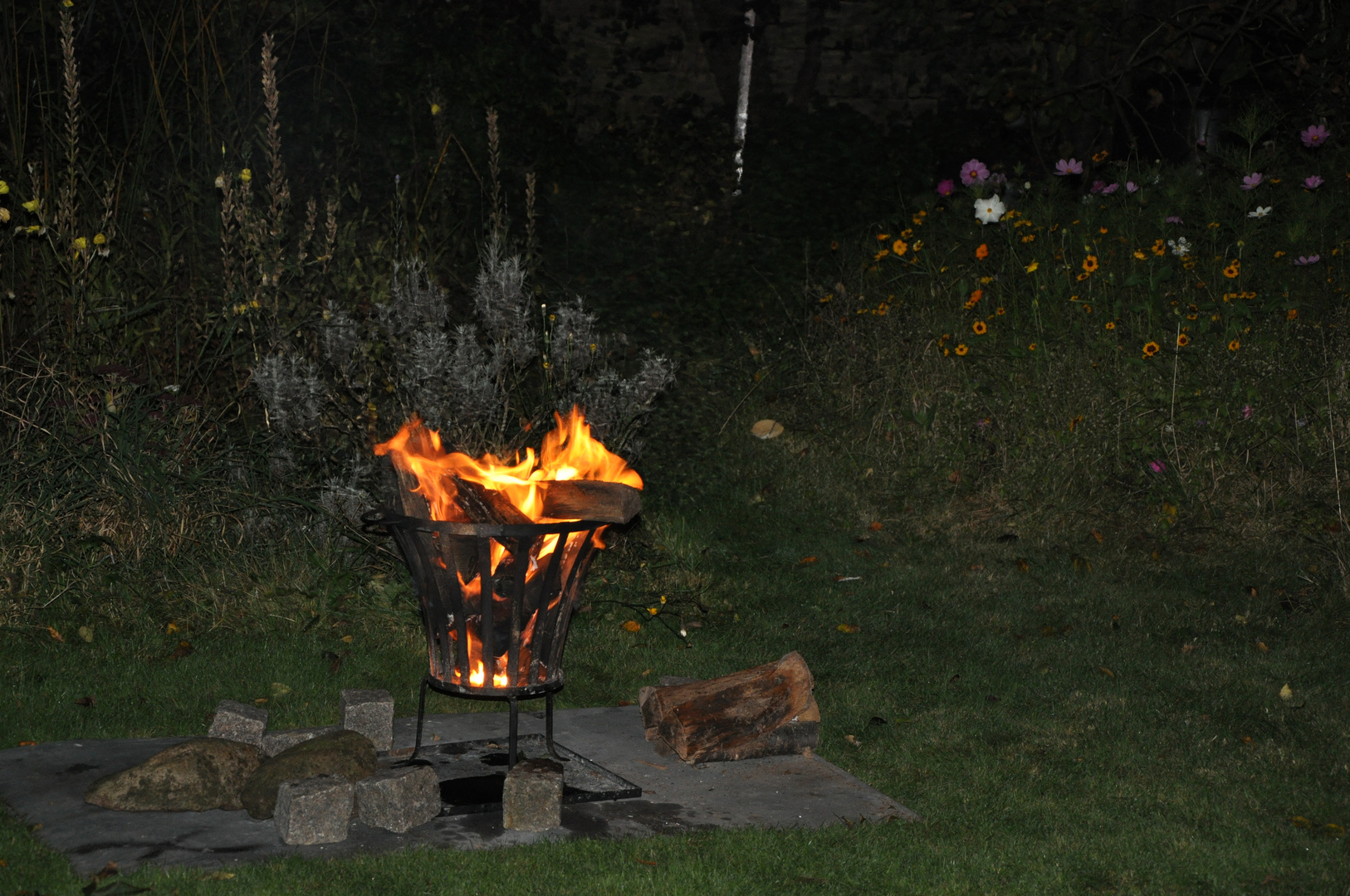 Feuerkorb im Garten in der Nacht