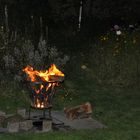 Feuerkorb im Garten in der Nacht