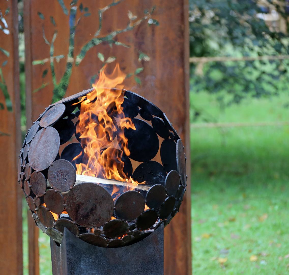 Feuerkorb  -  Warmes Licht und wohlige Wärme ...