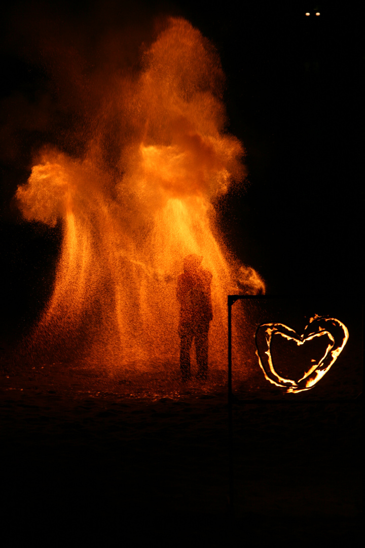 Feuerkünstler im Funkenregen