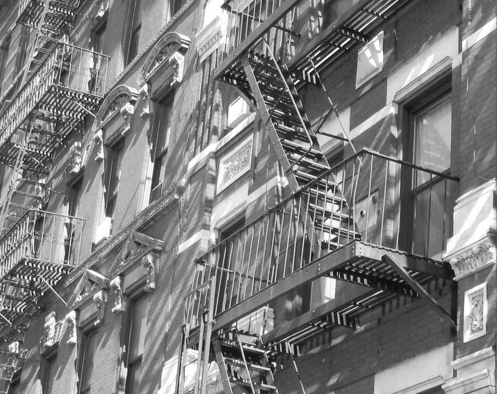 Feuerleiter an Hausfassade in NYC