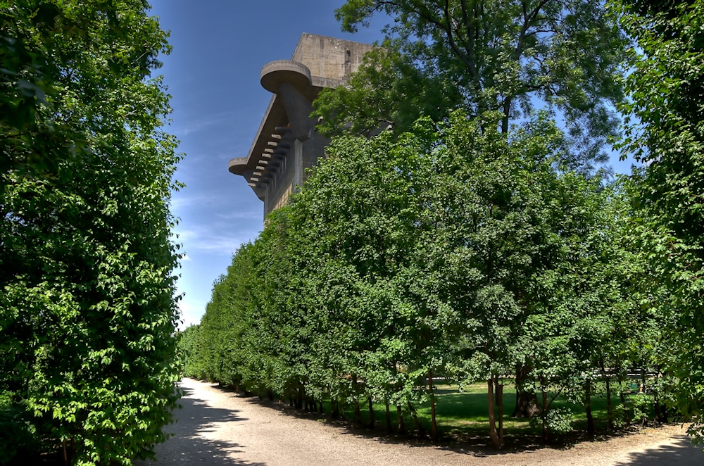 Feuerleitturm im Grünen