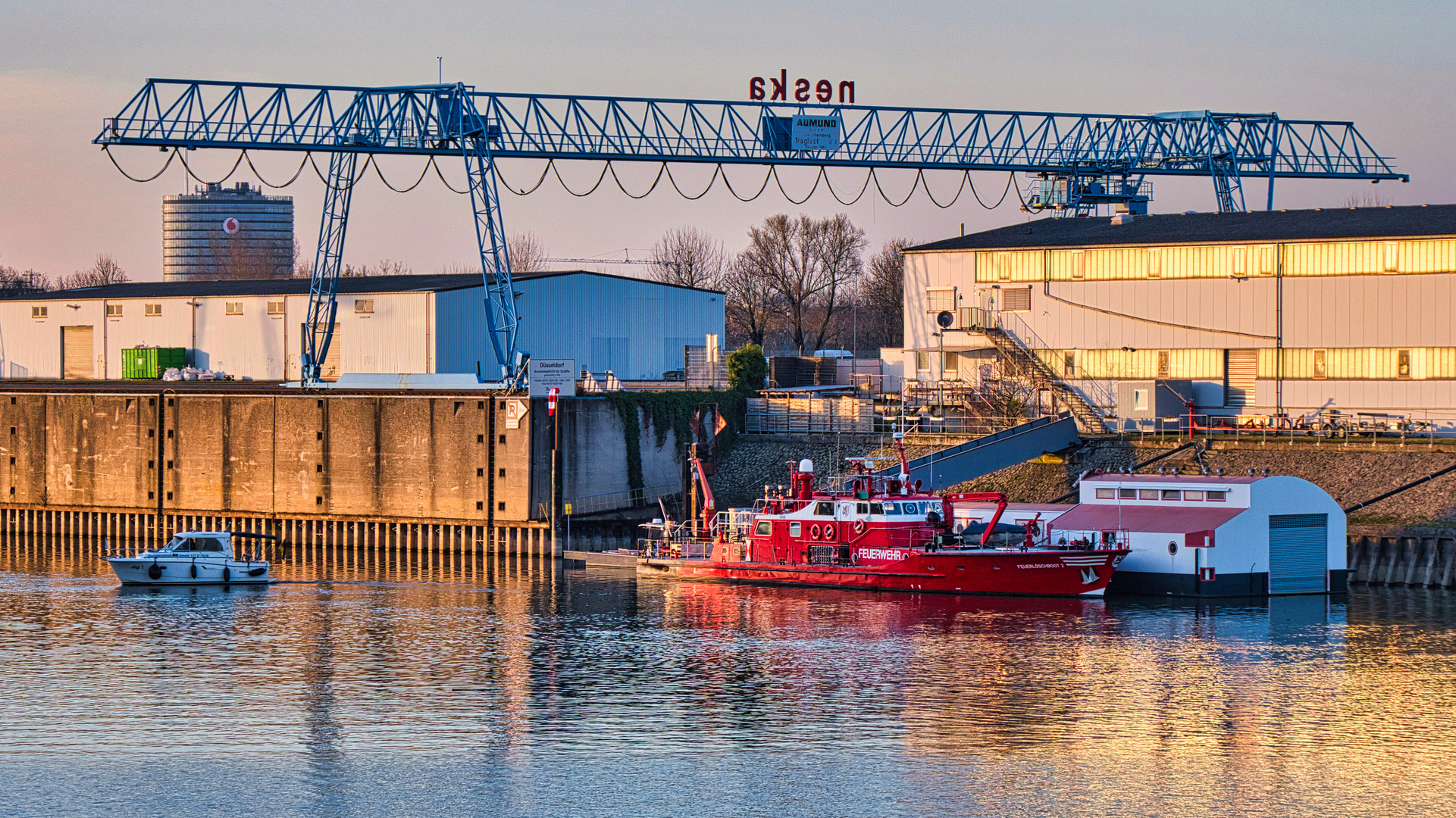 Feuerlöschboot 2 im Düsseldorfer Hafen