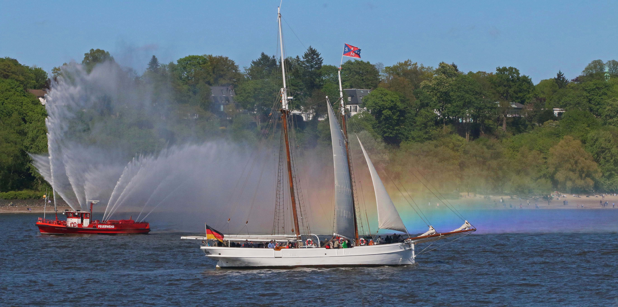 Feuerlöschboot an der Spitze der Auslaufparade