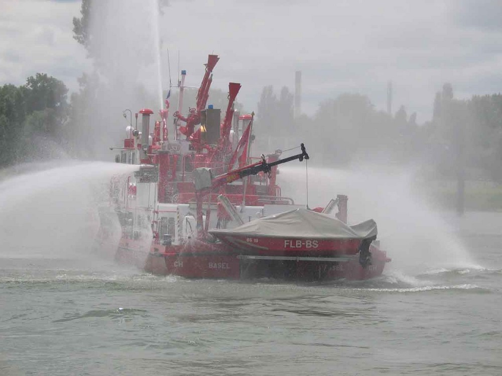 Feuerlöschboot beim duschen