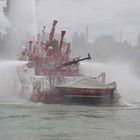 Feuerlöschboot beim duschen