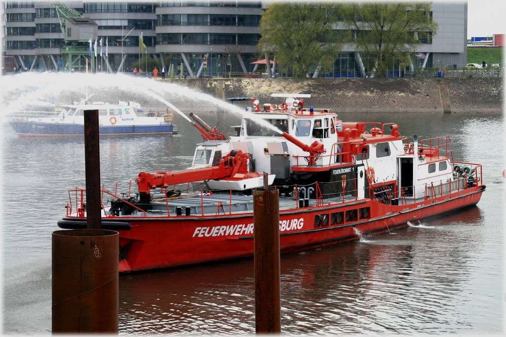 Feuerlöschboot Duisburg im Einsatz