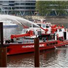 Feuerlöschboot Duisburg im Einsatz