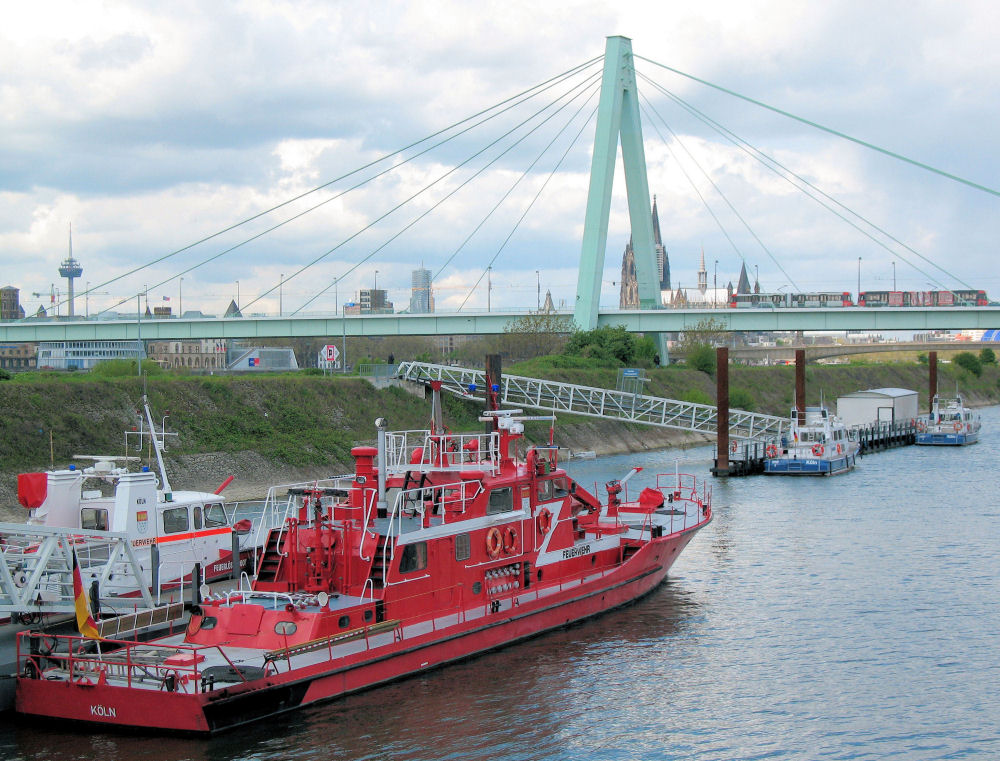 Feuerlöschboot im Köln-Deutzer Hafen vor der Severinsbrücke