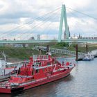 Feuerlöschboot im Köln-Deutzer Hafen vor der Severinsbrücke