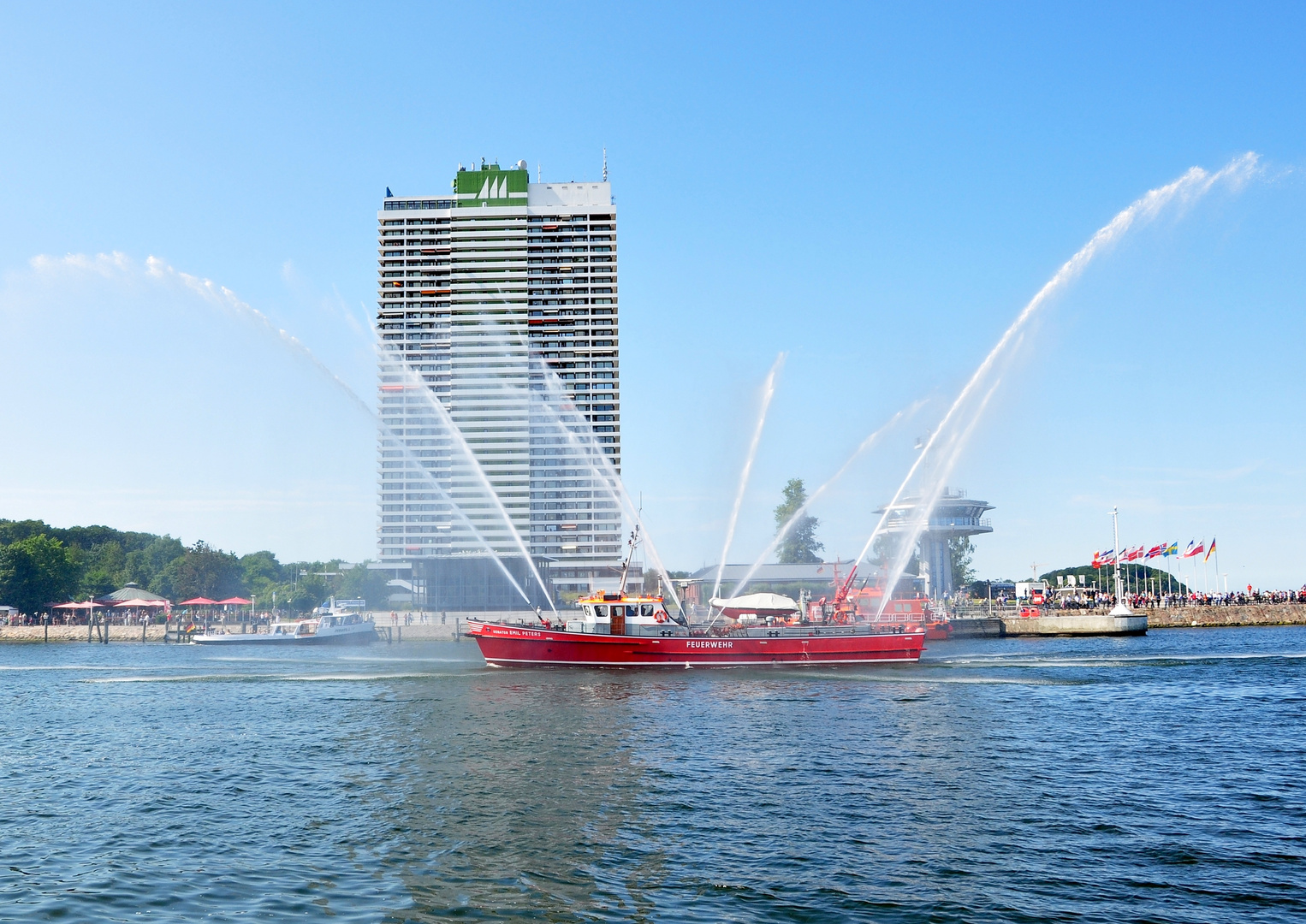 Feuerlöschboot in Travemünde zur Begrüßung der " Amadea"