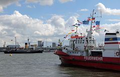 Feuerlöschboot trifft Eisbrecher Stettin -2-