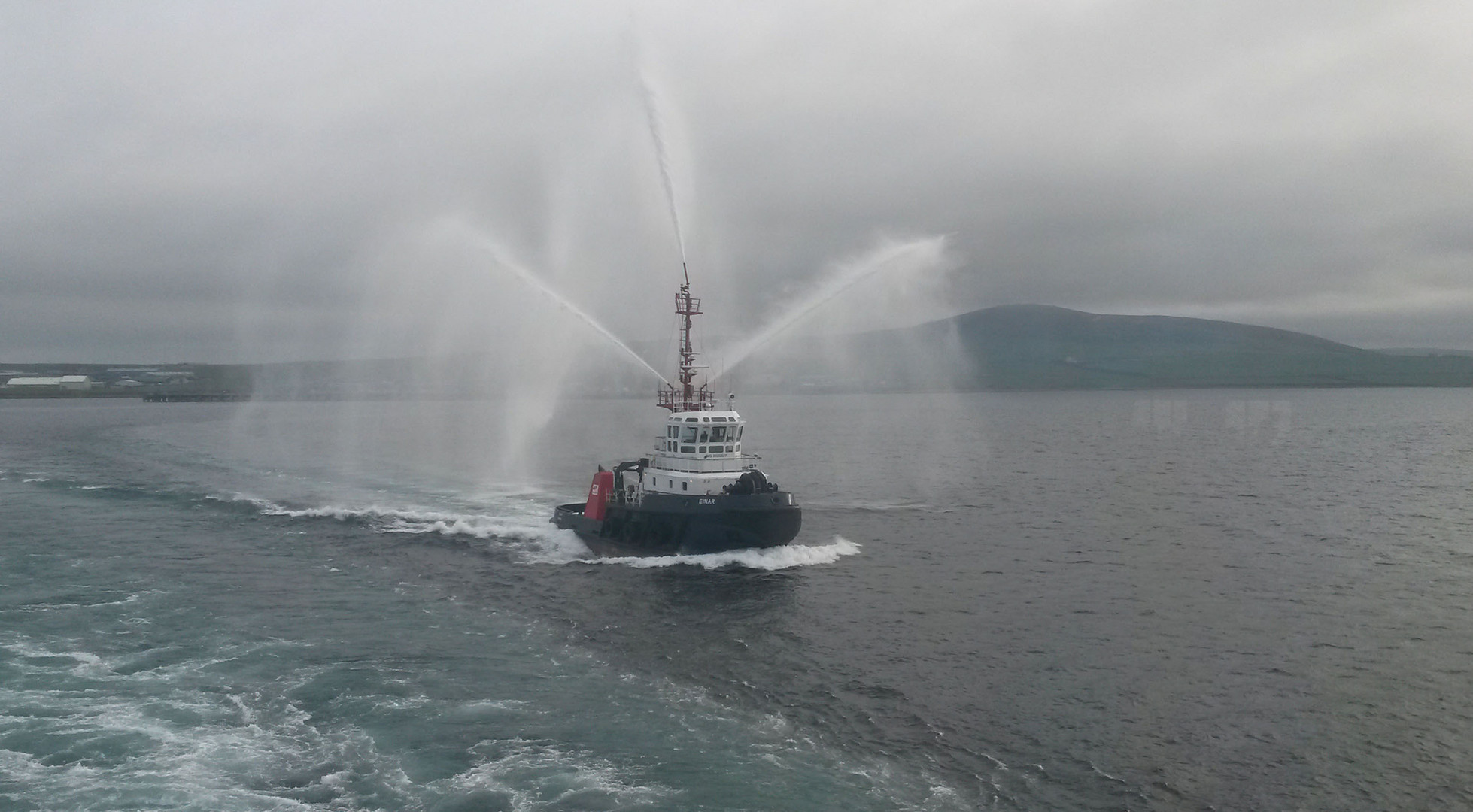 Feuerlöschboot vor Kirkwall