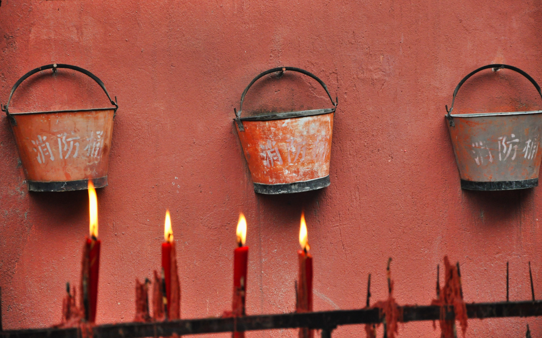 Feuerlöscheimer im Tempel - China überall